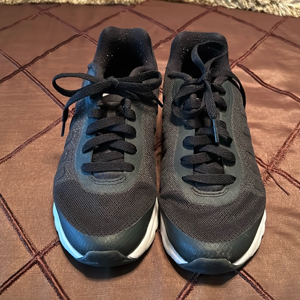 Nike Air 7.5 women’s athletic shoe